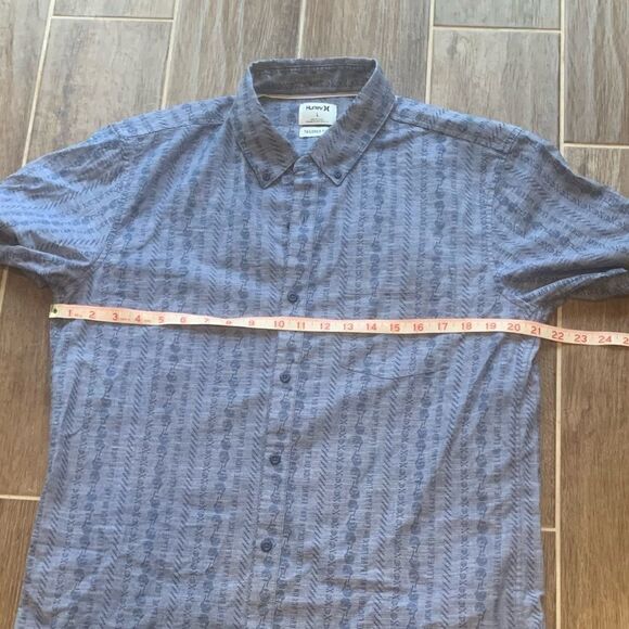 Hurley Button Down Shirt Mens Large Blue Skulls Roses - Picture 2 of 7